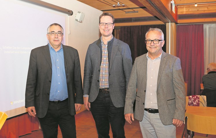 Gemeindepräsident Peter Läderach (r.) lud als Referenten Roland Wetli (l.) und Christian Marti an die Fusionsveranstaltung ein. Gemeindepräsident Peter Läderach (r.) lud als Referenten Roland Wetli (l.) und Christian Marti an die Fusionsveranstaltung ein.