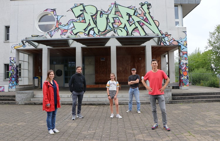 Lehrpersonen und Erwachsene begleiten Jugendliche auf ihrem Weg in die Berufswelt (Symbolbild vor der Sekundarschule Flaachtal). Lehrpersonen und Erwachsene begleiten Jugendliche auf ihrem Weg in die Berufswelt (Symbolbild vor der Sekundarschule Flaachtal).