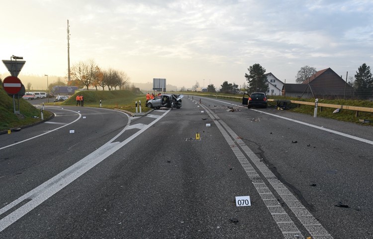 Der Unfall beim Rastplatz Humlikon endete für einen Beifahrer im silbergrauen Auto tödlich. Der Unfall beim Rastplatz Humlikon endete für einen Beifahrer im silbergrauen Auto tödlich.