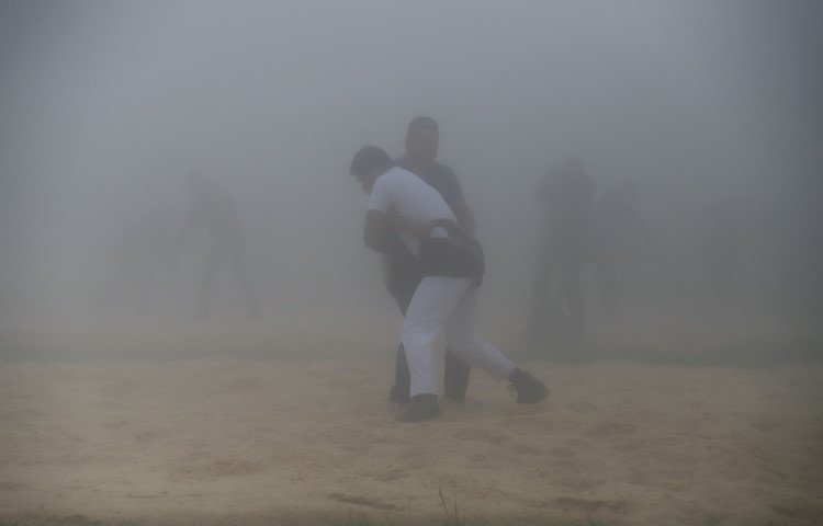 Fast schon gespenstisch: Dichter Nebel beeinträchtigte die Sicht auf dem Weissenstein. Publikum war vor Ort aber ohnehin keines zugelassen. Im Bild in Weiss knapp zu erkennen ist der Marthaler Jeremy Vollenweider. Fast schon gespenstisch: Dichter Nebel beeinträchtigte die Sicht auf dem Weissenstein. Publikum war vor Ort aber ohnehin keines zugelassen. Im Bild in Weiss knapp zu erkennen ist der Marthaler Jeremy Vollenweider.