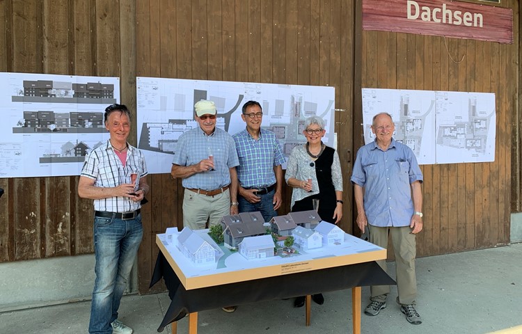 Architekt Kurt Steiner (l.) hat in der Zeit, in der das Projekt blockiert war, ein schönes Modell gebaut – Ansicht von Norden, rechts und weiss das Gemeindehaus. Wo der Vorstand steht – (v.l.) Alfred Weidmann, Ernst Roth, Susi Kneubühler und Fred Höhener (es fehlt: Daniel Landolt) –, ist die Bahnlinie. Architekt Kurt Steiner (l.) hat in der Zeit, in der das Projekt blockiert war, ein schönes Modell gebaut – Ansicht von Norden, rechts und weiss das Gemeindehaus. Wo der Vorstand steht – (v.l.) Alfred Weidmann, Ernst Roth, Susi Kneubühler und Fred Höhener (es fehlt: Daniel Landolt) –, ist die Bahnlinie.