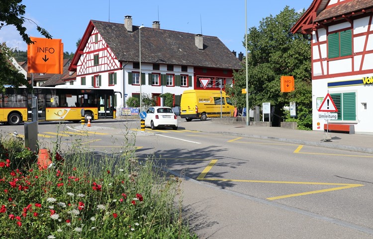 Noch zwei Monate lang bedienen Postautos in Benken nicht die ordentlichen Haltestellen, sondern fahren geradeaus durchs Dorf und halten beim Gemeindehaus. Der Weg via Rudolfingen nach Marthalen ist für Fahrgäste komfortabler, allerdings etwas weiter. Vielleicht aber doch eine Option für später. Noch zwei Monate lang bedienen Postautos in Benken nicht die ordentlichen Haltestellen, sondern fahren geradeaus durchs Dorf und halten beim Gemeindehaus. Der Weg via Rudolfingen nach Marthalen ist für Fahrgäste komfortabler, allerdings etwas weiter. Vielleicht aber doch eine Option für später.