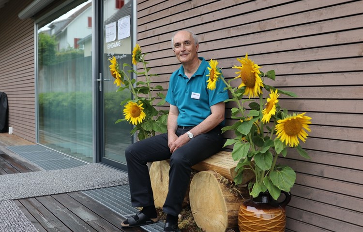 Als Dank für die jahrelange Betreuung stellte ein Kunde Hans-Rudolf Etter eine Holzbank an die Wand der Land-Permanence. Als Dank für die jahrelange Betreuung stellte ein Kunde Hans-Rudolf Etter eine Holzbank an die Wand der Land-Permanence.
