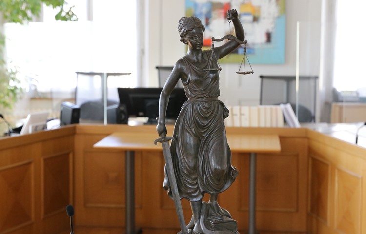 Justitia ist sich sicher: Der Pfleger hat die Bewohner im Altersheim bestohlen. Justitia ist sich sicher: Der Pfleger hat die Bewohner im Altersheim bestohlen.