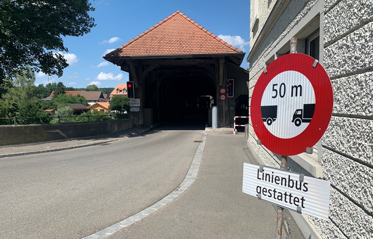 Neue Tafel an der Holzbrücke: Als Bahnersatz sind Gelenkbusse im Einsatz, weshalb die Gewichtsbeschränkung für diese aufgehoben, jedoch eine Abstandsregelung beschlossen wurde. Neue Tafel an der Holzbrücke: Als Bahnersatz sind Gelenkbusse im Einsatz, weshalb die Gewichtsbeschränkung für diese aufgehoben, jedoch eine Abstandsregelung beschlossen wurde.