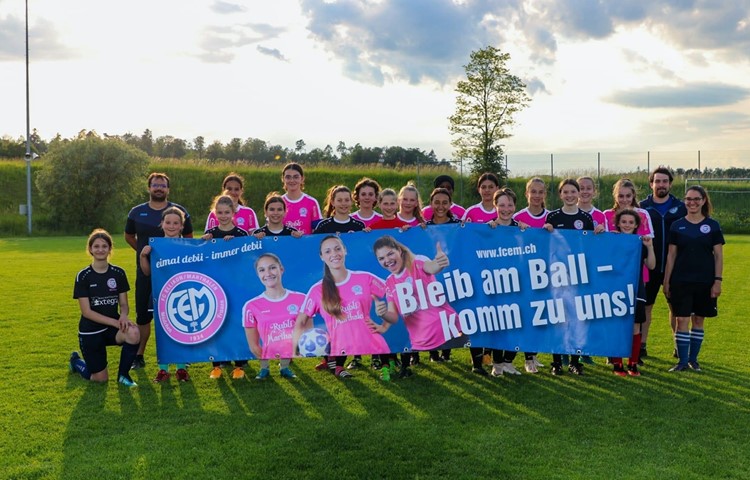 Die Plakatkampagne zugunsten des Frauenfussballs zeigt Wirkung: Nach den Sommerferien kann der FC Ellikon/Marthalen neu mit einem zweiten Juniorinnenteam in die Meisterschaft starten. Die Plakatkampagne zugunsten des Frauenfussballs zeigt Wirkung: Nach den Sommerferien kann der FC Ellikon/Marthalen neu mit einem zweiten Juniorinnenteam in die Meisterschaft starten.