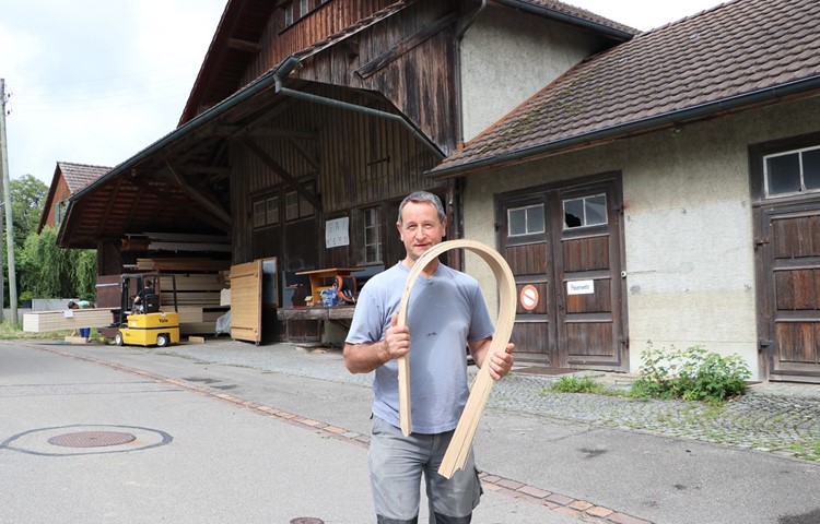 Nun gehört Schreiner Andreas Schmid das ganze Ensemble an der Hauptstrasse in Dätwil: die Scheune, bei der Bretter lagern, und neu auch das Gebäude rechts, in dem früher die Feuerwehr (l.) und das Schlachtlokal (r.) untergebracht waren. Entstehen soll ein Bijou, ein Ort für Handwerker. Nun gehört Schreiner Andreas Schmid das ganze Ensemble an der Hauptstrasse in Dätwil: die Scheune, bei der Bretter lagern, und neu auch das Gebäude rechts, in dem früher die Feuerwehr (l.) und das Schlachtlokal (r.) untergebracht waren. Entstehen soll ein Bijou, ein Ort für Handwerker.
