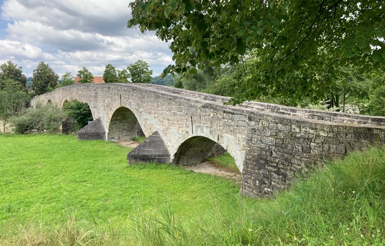 Der Veloweg führt über diese mittelalterliche Brücke unterhalb von Bischofszell. Der Veloweg führt über diese mittelalterliche Brücke unterhalb von Bischofszell.