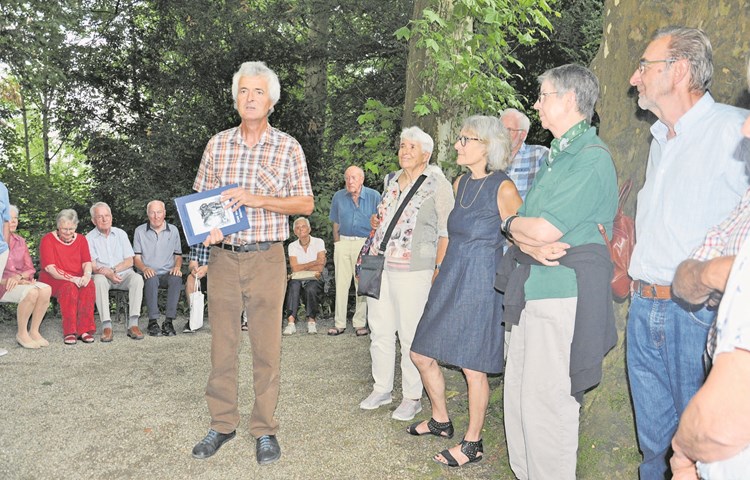 Der Schlossparkgärtner Christian Rüegsegger zeigte den Stiftungsmitgliedern Salomon Landolts Kaffeeplatz bei den heute riesigen Platanen. Der Schlossparkgärtner Christian Rüegsegger zeigte den Stiftungsmitgliedern Salomon Landolts Kaffeeplatz bei den heute riesigen Platanen.
