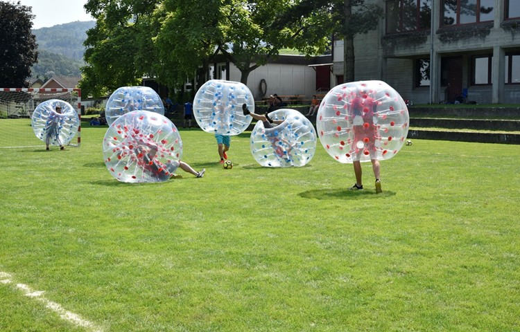 Spass für Teilnehmende und Zuschauer: die Bubble-Soccer-Challenge in Rüdlingen. Spass für Teilnehmende und Zuschauer: die Bubble-Soccer-Challenge in Rüdlingen.