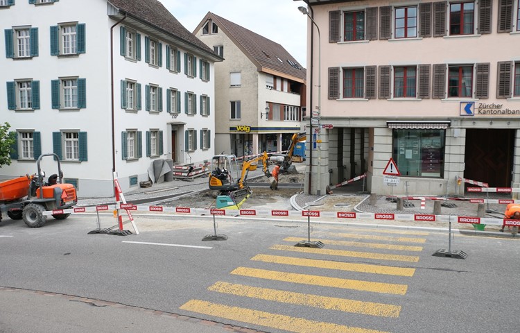 Ab heute Freitag kann die Landstrasse wieder normal befahren werden, der Zugang zum Marktplatz bleibt hingegen gesperrt. Ab heute Freitag kann die Landstrasse wieder normal befahren werden, der Zugang zum Marktplatz bleibt hingegen gesperrt.