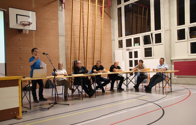 RPK-Mitglied Martin Renggli (stehend) erläuterte die Gründe, weshalb seine Kommission dem Projekt kritisch bis ablehnend gegenübersteht. RPK-Mitglied Martin Renggli (stehend) erläuterte die Gründe, weshalb seine Kommission dem Projekt kritisch bis ablehnend gegenübersteht.