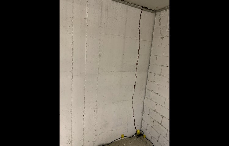 Auch im Keller des Schützenhauses sind die Risse deutlich. Dort unten sind auch die sanitären Anlagen.