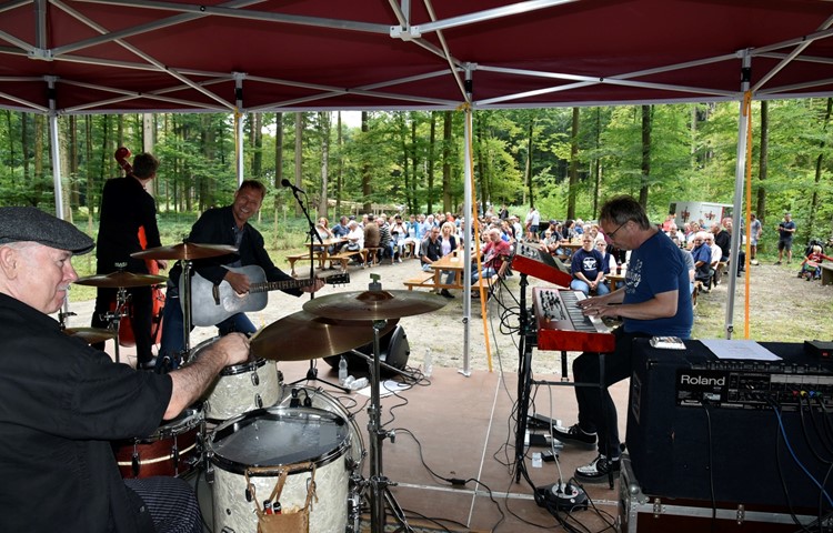 MG Grace (mit Gitarre) spielt mit seiner Band an der Rotlaubbuch-Matinée. MG Grace (mit Gitarre) spielt mit seiner Band an der Rotlaubbuch-Matinée.