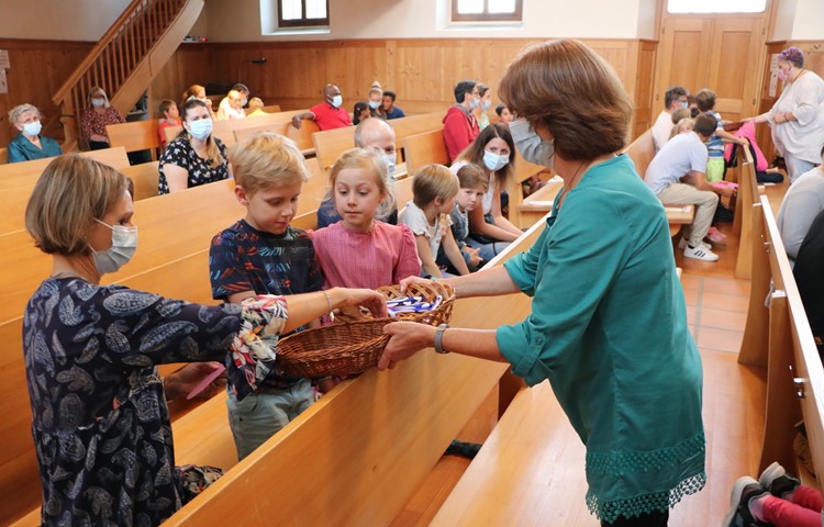Gute Wünsche auf Kinderfüssen zum Schuljahrbeginn: Die farbig verzierten Abdrücke werden in der Kirche aufgehängt und durchs Jahr begleiten. Gute Wünsche auf Kinderfüssen zum Schuljahrbeginn: Die farbig verzierten Abdrücke werden in der Kirche aufgehängt und durchs Jahr begleiten.
