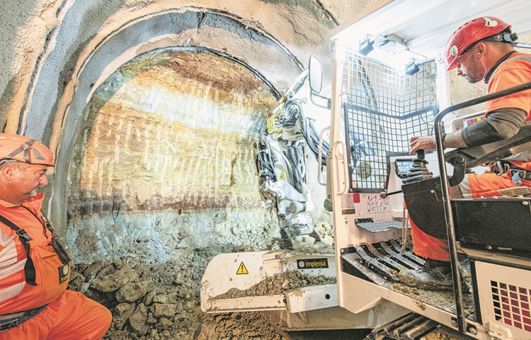 Der Vortrieb für den Sicherheitsstollen läuft – je nach Gestein wird gebohrt oder gesprengt. An die Wände kommt Spritzbeton mit Metall. Der Vortrieb für den Sicherheitsstollen läuft – je nach Gestein wird gebohrt oder gesprengt. An die Wände kommt Spritzbeton mit Metall.