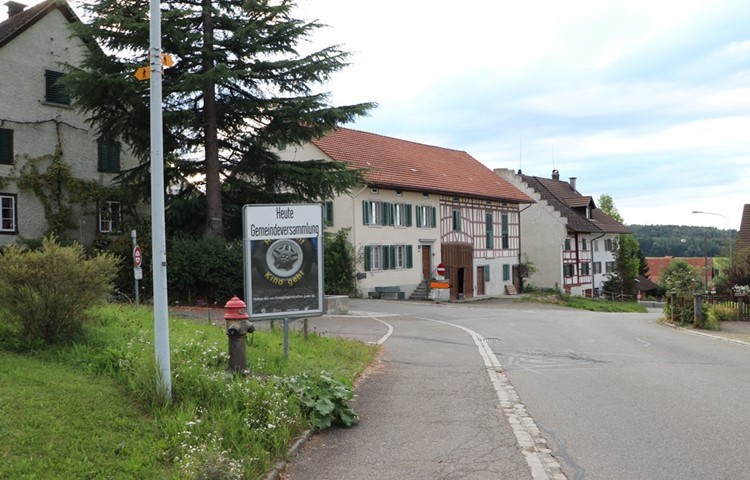 Trotz Aushang fanden in Humlikon am Freitag nur wenige den Weg an die Gemeindeversammlung. In Humlikon seien die Meinungen zur Fusion AHA gemacht, so Gemeindepräsident Marcel Meisterhans. Trotz Aushang fanden in Humlikon am Freitag nur wenige den Weg an die Gemeindeversammlung. In Humlikon seien die Meinungen zur Fusion AHA gemacht, so Gemeindepräsident Marcel Meisterhans.
