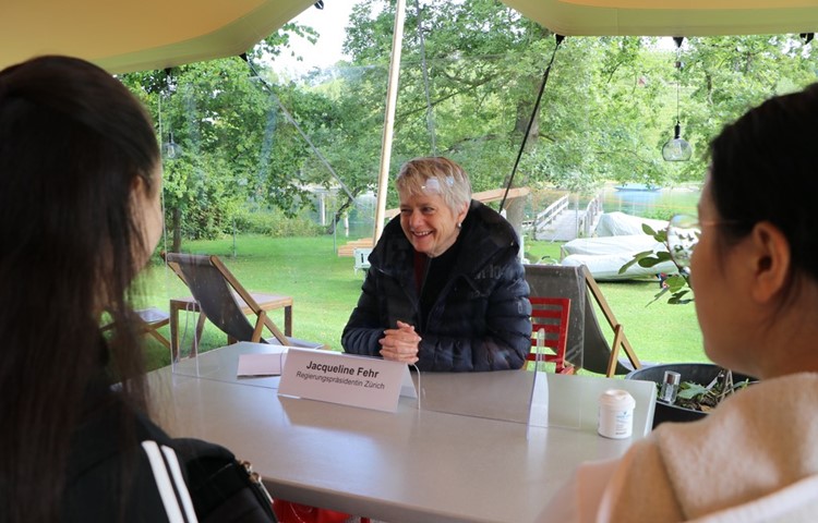 Hoher Besuch: Die Zürcher Regierungspräsidentin Jacqueline Fehr nimmt sich in Feuerthalen Zeit für die Anliegen der Bevölkerung. Hoher Besuch: Die Zürcher Regierungspräsidentin Jacqueline Fehr nimmt sich in Feuerthalen Zeit für die Anliegen der Bevölkerung.