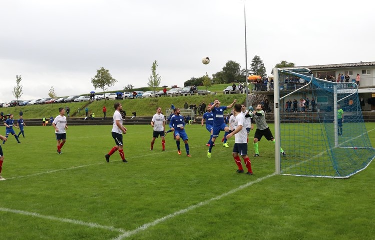 Hier fällt das 5:2 – Torschütze ist der kurz zuvor eingewechselte Franco Kümin (hinten); ihm fällt der Ball, den Freund und Feind verpasst haben, vor die Füsse. Hier fällt das 5:2 – Torschütze ist der kurz zuvor eingewechselte Franco Kümin (hinten); ihm fällt der Ball, den Freund und Feind verpasst haben, vor die Füsse.
