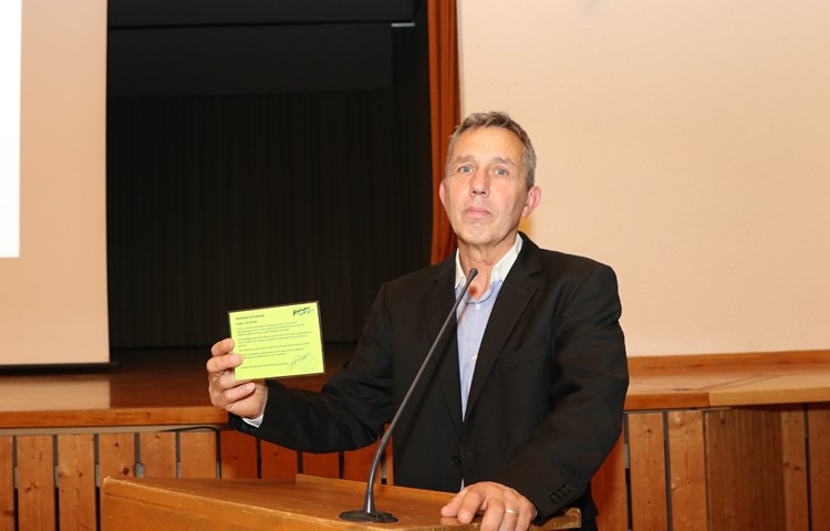 Roman Cibolini zeigt die Parkkarte, die ab 2022 sichtbar präsentieren muss, wer ein Auto oder einen Anhänger auf öffentlichem Grund abstellt. Roman Cibolini zeigt die Parkkarte, die ab 2022 sichtbar präsentieren muss, wer ein Auto oder einen Anhänger auf öffentlichem Grund abstellt.