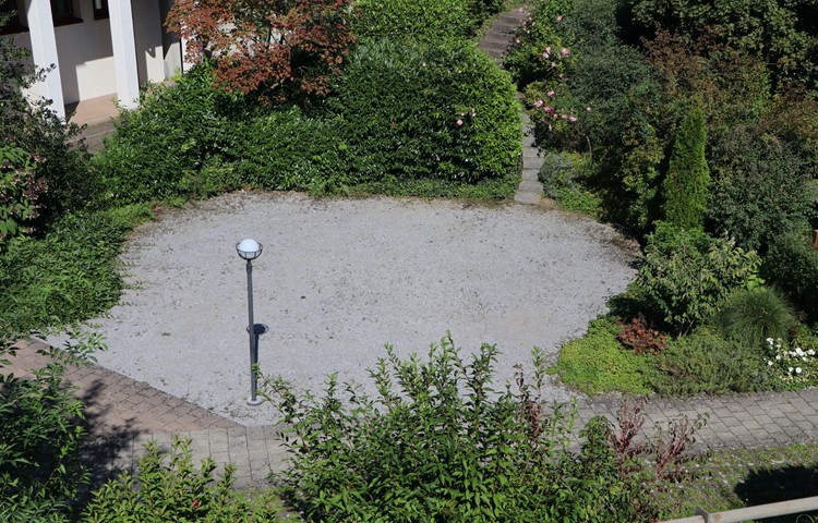 Früher ein Spielplatz, heute leer: Die Stockwerkeigentümer entschlossen sich, den Kletterturm mit Rutsche und Schaukel nicht zu erneuern, sondern 
abzureissen. Früher ein Spielplatz, heute leer: Die Stockwerkeigentümer entschlossen sich, den Kletterturm mit Rutsche und Schaukel nicht zu erneuern, sondern 
abzureissen.