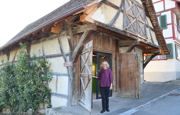 Das Museum Stammertal eröffnet im Oberdorf eine baulich stimmige Dépendance: Das Thema Weinbau ist neu in einer Trotte von 1549 untergebracht. 
Die Museumskommission – im Bild Präsidentin Susanne Grieder – hat viel Fronarbeit geleistet beim von der Denkmalpflege begleiteten Ausbau. Das Museum Stammertal eröffnet im Oberdorf eine baulich stimmige Dépendance: Das Thema Weinbau ist neu in einer Trotte von 1549 untergebracht. 
Die Museumskommission – im Bild Präsidentin Susanne Grieder – hat viel Fronarbeit geleistet beim von der Denkmalpflege begleiteten Ausbau.