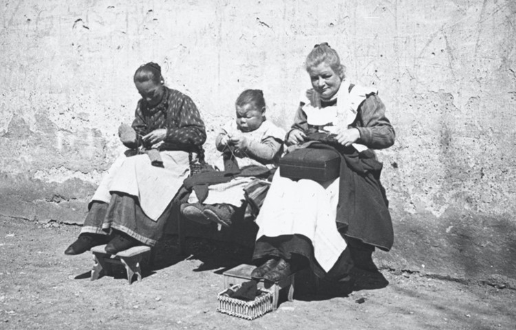 Drei Patientinnen der Psychiatrie: Die mittlere Frau hat eine angeborene Schilddrüsenunterfunktion, die unbehandelt zu dieser Kleinwüchsigkeit führte. Drei Patientinnen der Psychiatrie: Die mittlere Frau hat eine angeborene Schilddrüsenunterfunktion, die unbehandelt zu dieser Kleinwüchsigkeit führte.