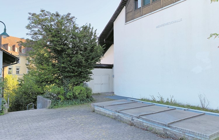 Vor 40 Jahren wurde die Primarschule erweitert. Unter der Mehrzweckhalle wird seither eine Holzschnitzelheizung betrieben. Bei einem «Ja» am 26. September an der Urne wird sie aufgehoben. Vor 40 Jahren wurde die Primarschule erweitert. Unter der Mehrzweckhalle wird seither eine Holzschnitzelheizung betrieben. Bei einem «Ja» am 26. September an der Urne wird sie aufgehoben.