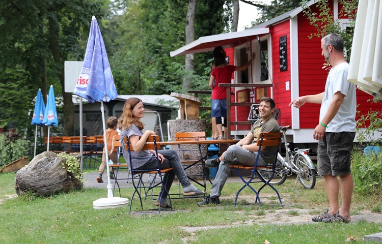 Dank Mithilfe der Kinder im Campingbüro und am Kiosk können sich Barbara und Kurt Ramel auch mal hinsetzen. Dank Mithilfe der Kinder im Campingbüro und am Kiosk können sich Barbara und Kurt Ramel auch mal hinsetzen.