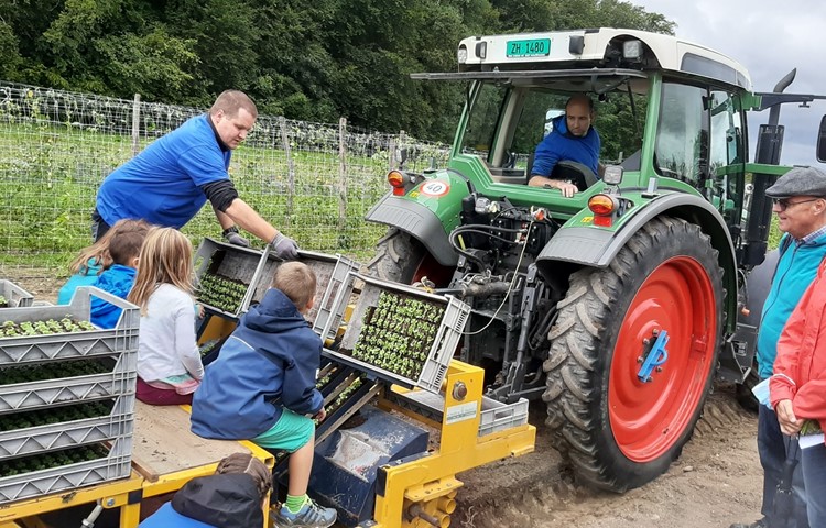 Das Interesse war gross, das Angebot bei «Vo Puur zu Puur» auch. Beim „Gmües Peter“ in Wildensbuch durften die Kinder vom Setzen, übers Ernten bis zum Verkauf alles selbst machen. So halfen sie beim Nüsslisalat-Setzen mit der Pflanzmaschine, fuhren unter Anleitung selbst Traktor. Das Interesse war gross, das Angebot bei «Vo Puur zu Puur» auch. Beim „Gmües Peter“ in Wildensbuch durften die Kinder vom Setzen, übers Ernten bis zum Verkauf alles selbst machen. So halfen sie beim Nüsslisalat-Setzen mit der Pflanzmaschine, fuhren unter Anleitung selbst Traktor.