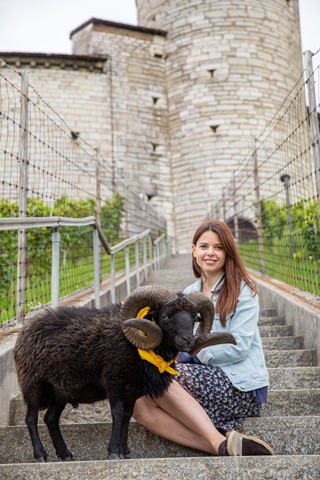 Kinderbuchautorin Nicole Messora mit Schafbock Gitano.