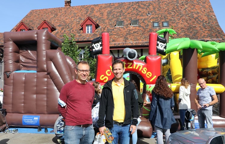Die Hüpfburg "Schatzinsel" war bei Kindern beliebt und ermöglichte den Erwachsenen auch den einen oder anderen Schwatz. Die Hüpfburg "Schatzinsel" war bei Kindern beliebt und ermöglichte den Erwachsenen auch den einen oder anderen Schwatz.