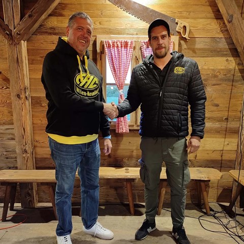 Vereinspräsident Daniel Gredig (rechts) begrüsst den bereits passend ausgerüsteten Daniel Ruch an der Generalversammlung offiziell als neuen Trainer des EHC Wilen-Neunforn.