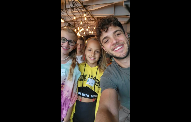 Ein Selfie mit Luca Hänni: Amélie Holle (rechts) und Melia Weibel (links).