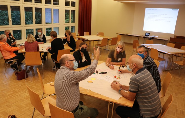 Die Teilnehmenden diskutierten an der Dialogveranstaltung … Die Teilnehmenden diskutierten an der Dialogveranstaltung …