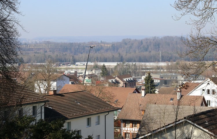 Blick auf die geplante Mobilfunkantenne hinter dem AZA-Gebäude. Sie wird im Niederfeld alles überragen. Blick auf die geplante Mobilfunkantenne hinter dem AZA-Gebäude. Sie wird im Niederfeld alles überragen.
