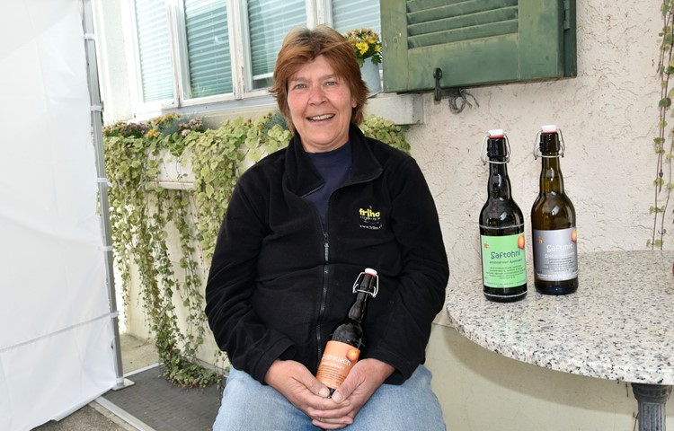 Sonja Fritschi hält eine der letzten Flaschen «Surgrauech» in der Hand – ab sofort gibt es den Apfelwein nur noch als «Saftmit» oder die Version ohne Alkohol. Sonja Fritschi hält eine der letzten Flaschen «Surgrauech» in der Hand – ab sofort gibt es den Apfelwein nur noch als «Saftmit» oder die Version ohne Alkohol.