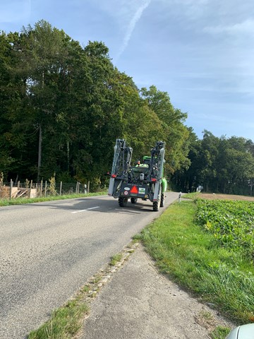 Symbolbild: Die Spritze, mit der der Landwirt unterwegs war, sieht von hinten ähnlich aus wie diese selbstfahrende, war aber am Traktor angehängt. Und zwischen den horizontalen Sprühbalken wäre der Tank. Symbolbild: Die Spritze, mit der der Landwirt unterwegs war, sieht von hinten ähnlich aus wie diese selbstfahrende, war aber am Traktor angehängt. Und zwischen den horizontalen Sprühbalken wäre der Tank.