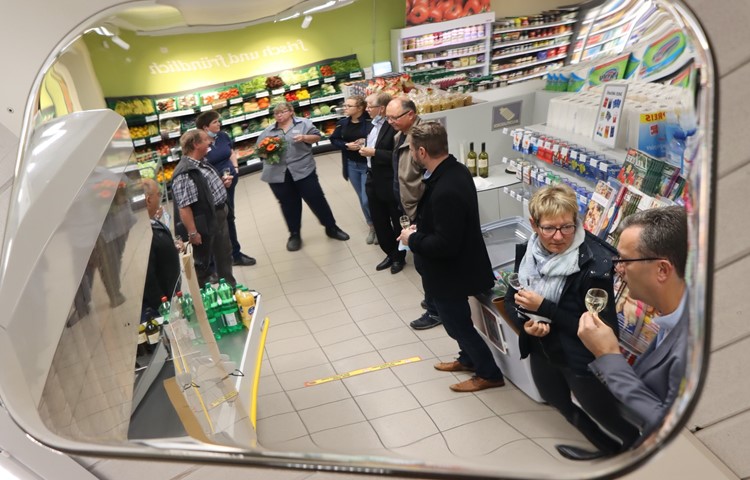 Der Presseapéro, spiegelverkehrt durch den Deckenspiegel bei der Kasse beobachtet … Der Presseapéro, spiegelverkehrt durch den Deckenspiegel bei der Kasse beobachtet …