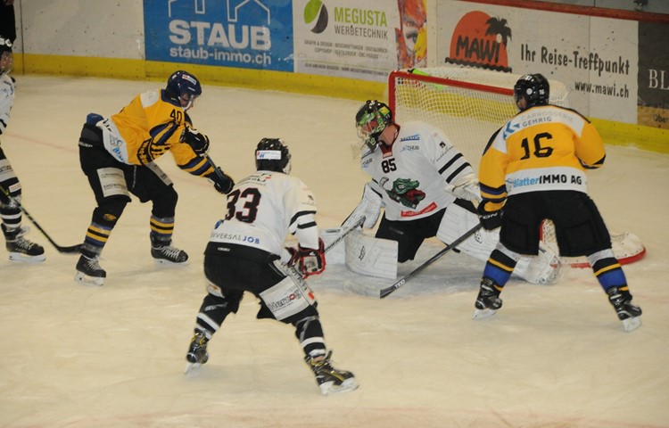 Der EHC Wilen-Neunforn ist derzeit gut in Form. Hier trifft Captain Alain Bucher (Nr. 40) zum zwischenzeitlichen 1:1 beim 5:3-Sieg gegen die Crocodile Flyers Weinfelden vom letzten Wochenende. Der EHC Wilen-Neunforn ist derzeit gut in Form. Hier trifft Captain Alain Bucher (Nr. 40) zum zwischenzeitlichen 1:1 beim 5:3-Sieg gegen die Crocodile Flyers Weinfelden vom letzten Wochenende.
