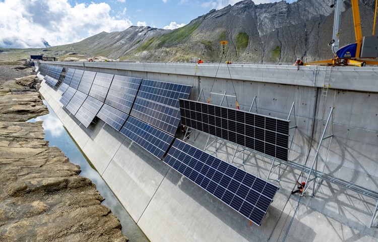Die grösste alpine Solaranlage SolarAlpin der Axpo hat am 8. Oktober erstmals Strom produziert. Die grösste alpine Solaranlage SolarAlpin der Axpo hat am 8. Oktober erstmals Strom produziert.