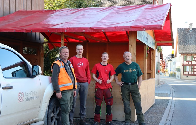 Marktchef Herbert Monhart (v.l.), die Forstwarte Andrin Stadler und Silas Fritschi und Revierförster bzw. Marktchefstellvertreter Christian Bottlang haben am Mittwoch mit den Vorbereitungen für die Standplätze begonnen. Marktchef Herbert Monhart (v.l.), die Forstwarte Andrin Stadler und Silas Fritschi und Revierförster bzw. Marktchefstellvertreter Christian Bottlang haben am Mittwoch mit den Vorbereitungen für die Standplätze begonnen.