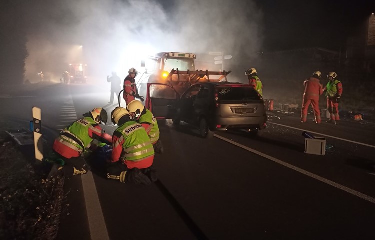 Kein Unfall, nur eine Übung: Auf der Waltalingerstrasse fuhr ein Auto auf einen Traktor auf. Die Zusammenarbeit der Feuerwehren Diessenhofen und Stammheim funktionierte. Kein Unfall, nur eine Übung: Auf der Waltalingerstrasse fuhr ein Auto auf einen Traktor auf. Die Zusammenarbeit der Feuerwehren Diessenhofen und Stammheim funktionierte.