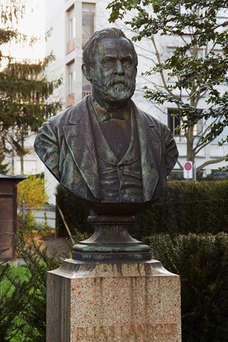 Vor dem Forstgebäude der Eidgenössischen Technischen Hochschule (ETH) Zürich erinnert eine 1899 ausgeführte Büste an Elias Landolt …