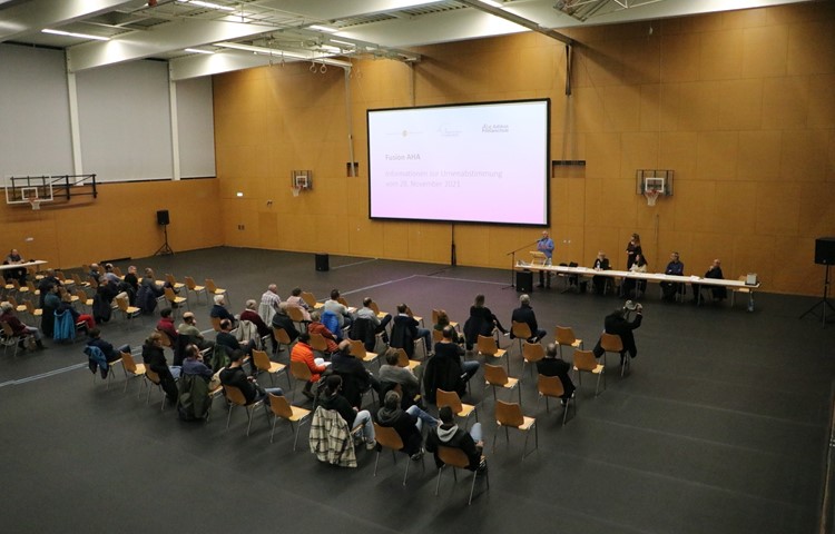 Die Politische Gemeinde und die Primarschulgemeinde Andelfingen informierten in der Sporthalle gemeinsam über das Fusionsprojekt AHA. Die Politische Gemeinde und die Primarschulgemeinde Andelfingen informierten in der Sporthalle gemeinsam über das Fusionsprojekt AHA.
