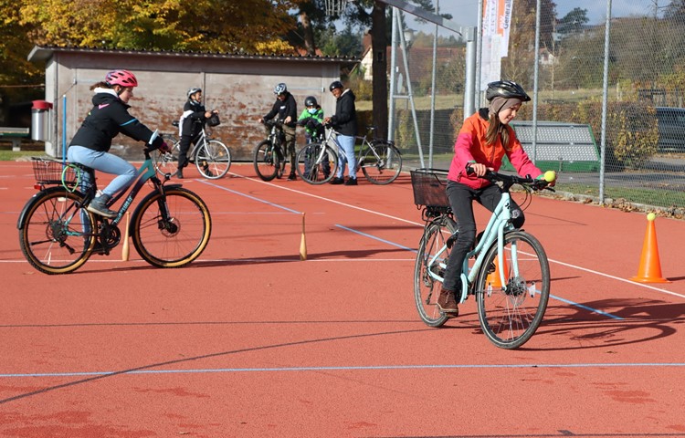 Beim Langsamfahren und Platzieren von Bällen zeigt sich, ob das Gleichgewicht und die Fahrtechnik stimmen. Beim Langsamfahren und Platzieren von Bällen zeigt sich, ob das Gleichgewicht und die Fahrtechnik stimmen.
