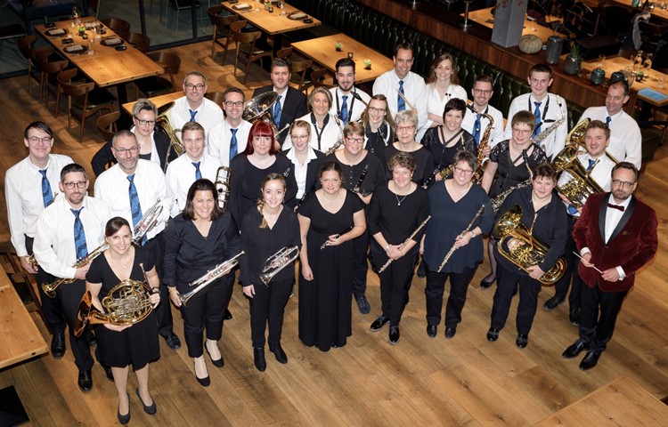 Die Musikgesellschaft Andelfingen in "Gala-Uniform" anlässlich ihres 125-Jahr-Jubiläumskonzerts in der "Autohalle"; hier im Restaurantbereich. Die Musikgesellschaft Andelfingen in "Gala-Uniform" anlässlich ihres 125-Jahr-Jubiläumskonzerts in der "Autohalle"; hier im Restaurantbereich.