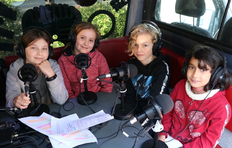 Abwechselnd moderierten die Schülerinnen und Schüler im Radiobus ihre Radiosendung. Dabei schlüpften sie in verschiedene Rollen wie Interviewerin oder Experte für Themen wie Abfall, Energie- und Wasserverbrauch, Recycling oder Food Waste. Abwechselnd moderierten die Schülerinnen und Schüler im Radiobus ihre Radiosendung. Dabei schlüpften sie in verschiedene Rollen wie Interviewerin oder Experte für Themen wie Abfall, Energie- und Wasserverbrauch, Recycling oder Food Waste.