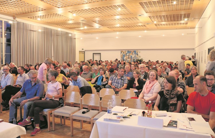 Es dauerte eine Weile, bis die 225 abgegebenen Zettel im geheimen Abstimmungsmodus ausgezählt waren. Es dauerte eine Weile, bis die 225 abgegebenen Zettel im geheimen Abstimmungsmodus ausgezählt waren.