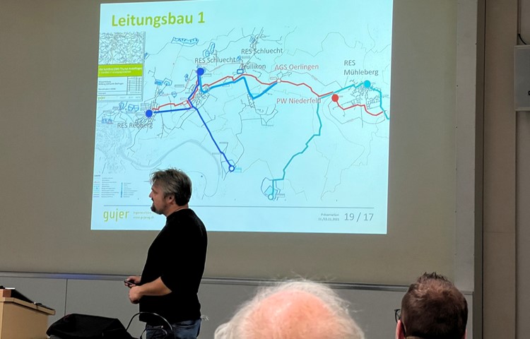 Ingenieur Roland Brandenberger erklärte den technischen Teil des Projekts. Neu gebaut wird die rote Leitung, Herzstück ist das Pumpwerk Niederfeld. Vom Andelfinger Netz (hellblau) ist bloss der Teil mit der Fassung Schmugglerweg bis Reservoir Mühleberg abgebildet. Ingenieur Roland Brandenberger erklärte den technischen Teil des Projekts. Neu gebaut wird die rote Leitung, Herzstück ist das Pumpwerk Niederfeld. Vom Andelfinger Netz (hellblau) ist bloss der Teil mit der Fassung Schmugglerweg bis Reservoir Mühleberg abgebildet.
